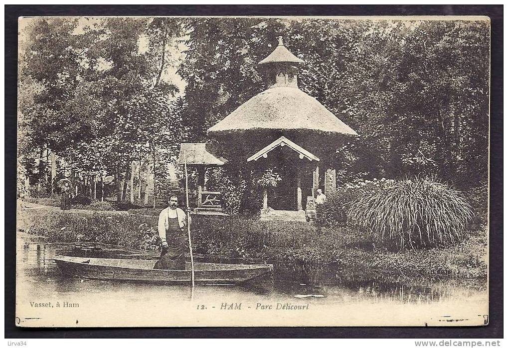 CPA  ANCIENNE- FRANCE- HAM (80)- LE PARC DÉLICOURT- LE PAVILLON- PASSEUR DANS SA BARQUE EN GROS PLAN - Ham