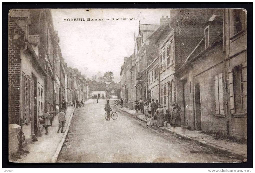 CPA  ANCIENNE- FRANCE- MOREUIL (80)- LA RUE CARNOT AVEC BELLE ANIMATION- FACTEUR- - Moreuil