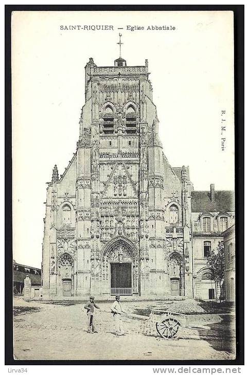 CPA  ANCIENNE- FRANCE- SAINT-RIQUIER (80)- EGLISE ABBATIALE- TRES GROS PLAN DE FACE AVEC ANIMATION- - Saint Riquier