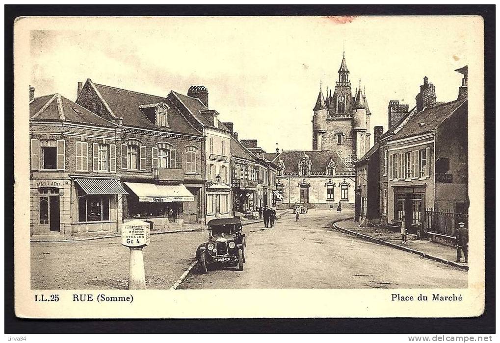 CPA  ANCIENNE- FRANCE- RUE (80)- LA PLACE DU MARCHÉ- BELLE ANIMATION- VIELLE AUTO- BORNE- COMMERCES- BEFFROI- - Rue