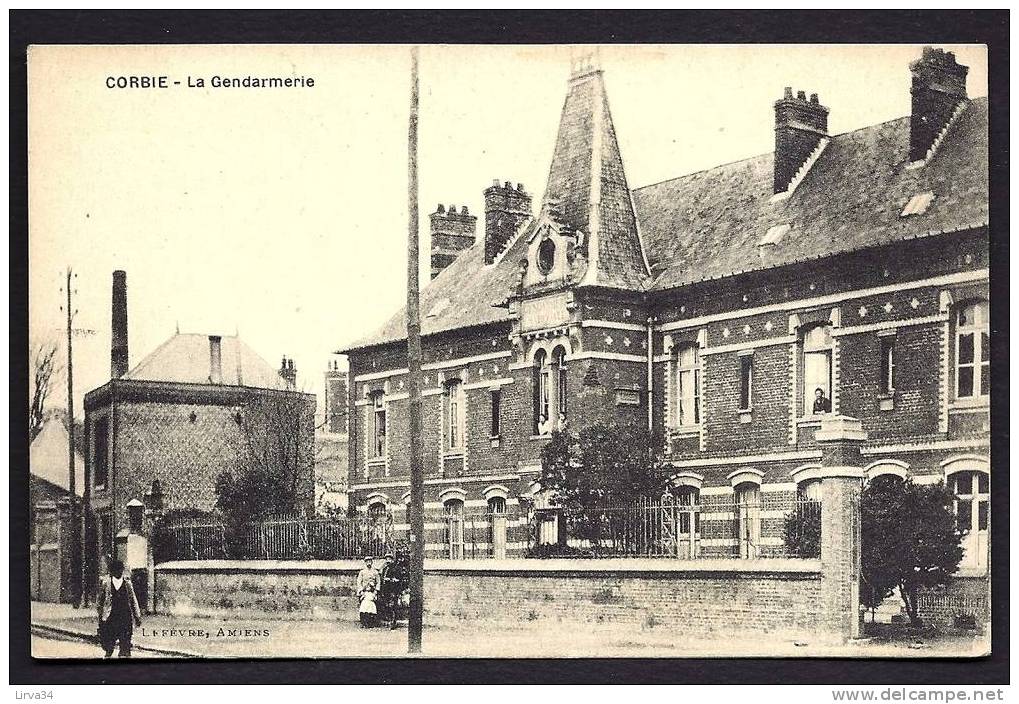 CPA  ANCIENNE- FRANCE- CORBIE (80)- LA GENDARMERIE EN TRES GROS PLAN AVEC BELLE ANIMATION - Corbie