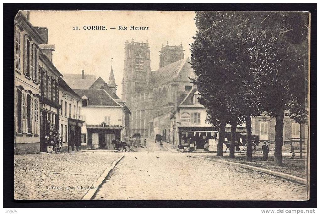 CPA  ANCIENNE- FRANCE- CORBIE (80)- LA RUE HERSENT EN GROS PLAN AVEC TRES BELLE ANIMATION- ATTELAGES- VITRINES- EGLISE- - Corbie