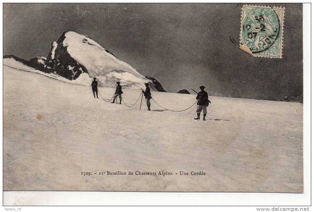 11e BATAILLON DE CHASSEURS ALPINS  -  UNE CORDÉE - Régiments