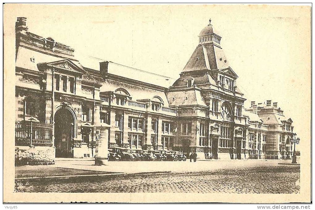 65 - TOURNAY - Belle Vue Animée De La Gare ( Vieilles Voitures ) - Tournay