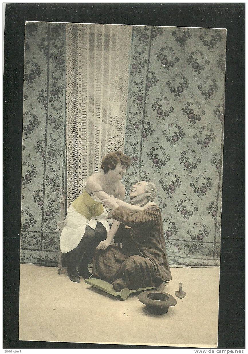 CARTE POSTALE PHOTO ORIGINALE ANCIENNE HOMME CUL DE JATTE SUR ROULETTES ET FEMME PIN UP SEXY ; FER A REPASSER PRIX FIXE - Women