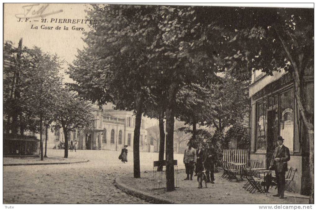 PIERREFITE SUR SEINE LA COUR DE LA GARE ANIMEE CAFE - Pierrefitte Sur Seine