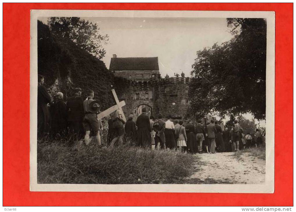 VEZELAY   PHOTOGRAHIE LA PORTE NEUVE  PROCESSION  ANNEE 1960 Scout Portant La Croix TRES ANIMEE,SCOUTS,  PRETRES - Scouting