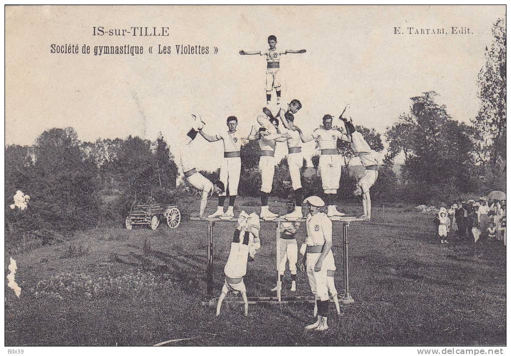 21.  IS-sur-TILLE.  _  Société De Gymnastique "  LES  VIOLETTES ".  Belle Prestation Du Plus Jeune Au Plus Agé. Public - Gymnastiek