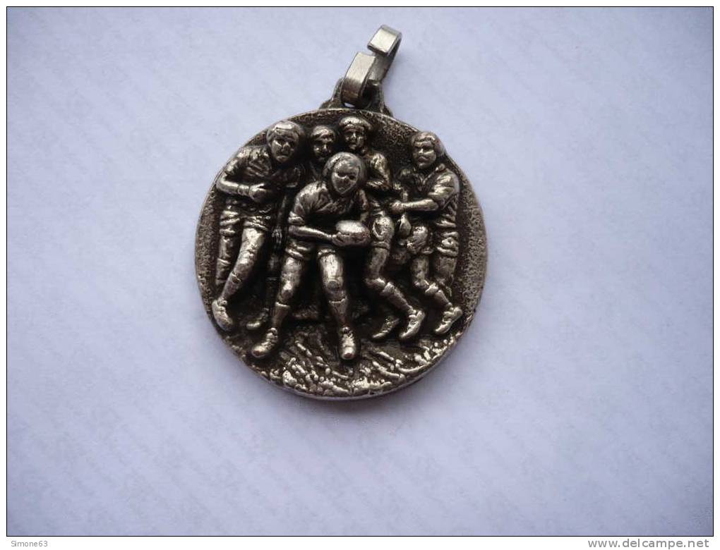 D 63  - Belle Médaille En Relief--rugby- Neschers  -63- Sport- Détail  Collection - Rugby