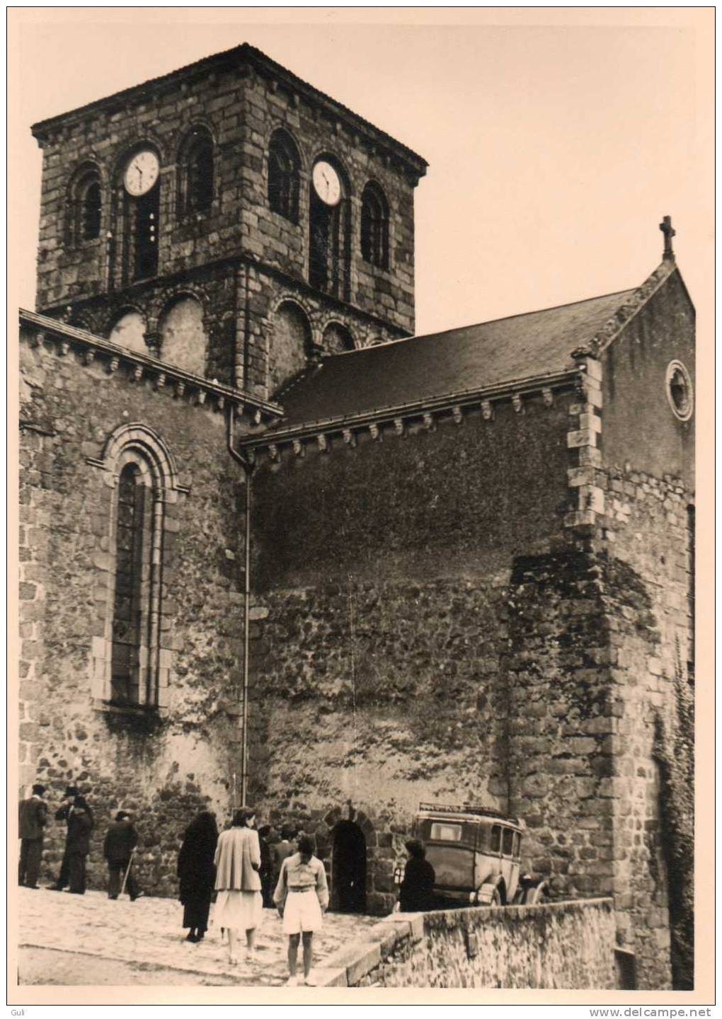 Photographie-PHOTO Ancienne-année 1951 (Format 18 X13 Cms) Pouzauges (Deux-Sèvres)(clocher Eglise,animation Auto Voiture - Lieux