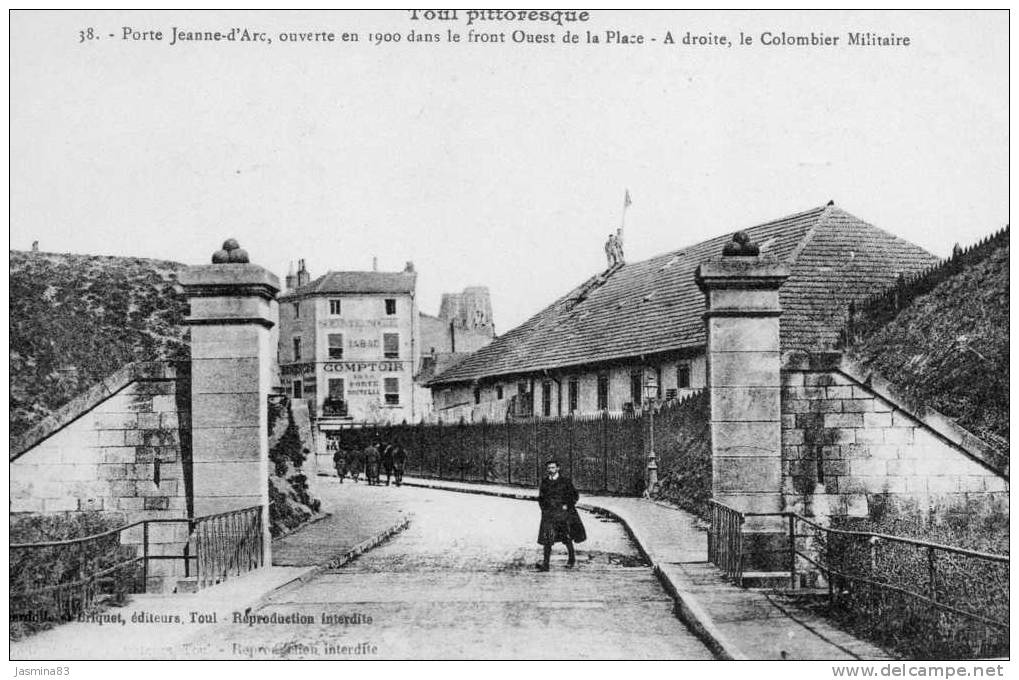 Toul Pittoresque  Porte Jeanne D'Arc,ouverte En 1900 Dans Le Front Ouest De La Place,a Droite,le Colombier Militaire - Toul