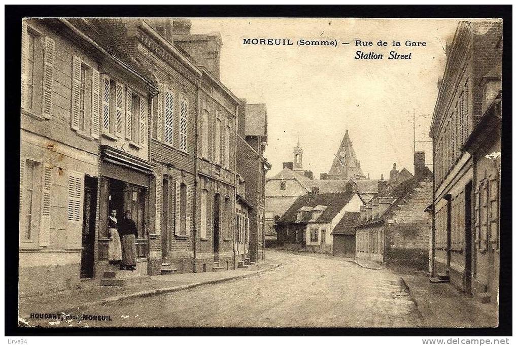 CPA  ANCIENNE- FRANCE- MOREUIL (80)- RUE DE LA GARE- COMMERCE AVEC ANIMATION- - Moreuil