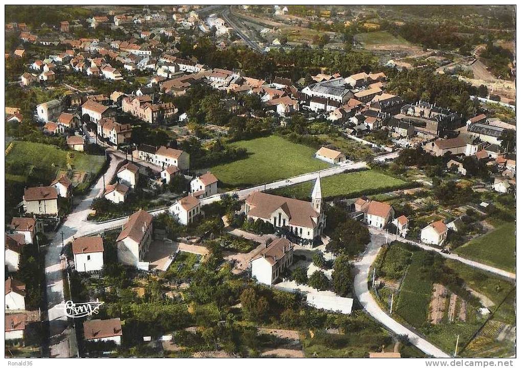 Cp 63 SAINT ELOY LES MINES VUE AERIENNE SUR L'EGLISE JEANNE D'ARC    (  Rue Rouiyte  )     Habitations Gare - Saint Eloy Les Mines