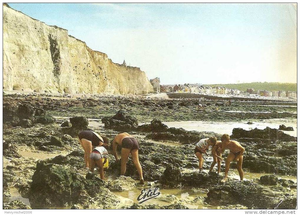 Somme - Mers Les Bains , La Cueillette Des Moules A Marée Basse En 1970 - Mers Les Bains