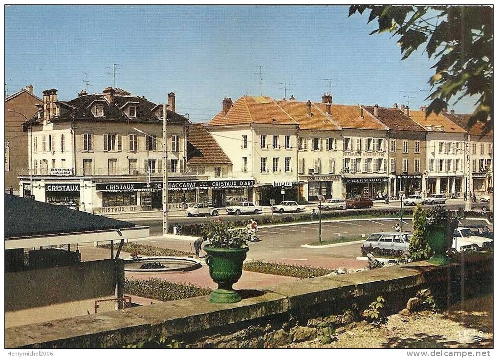 Meurthe Et Moselle ,  Baccarat , Le Parking Et Rue De La Division Leclerc En 1976 - Baccarat