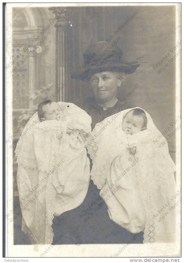 Photographie : Femme & Bébé (jumeaux ?)  Robe De Baptême Camille GINESTET Peintre Photographe Neuville Sur Saône Rhône - Non Classificati