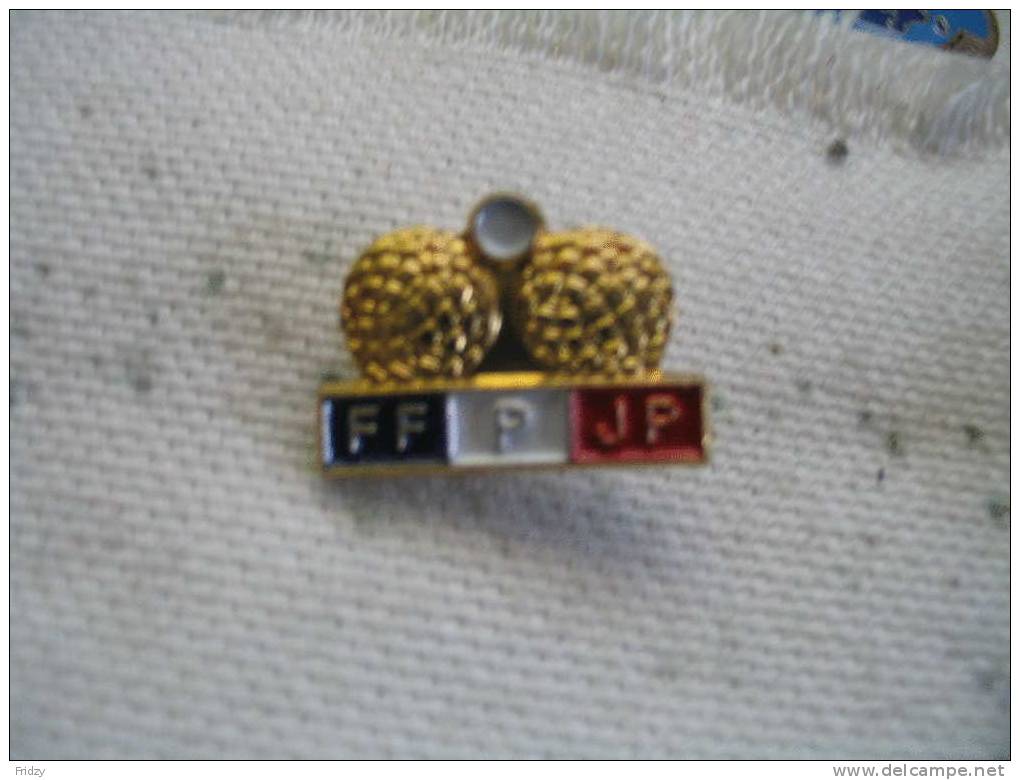 Pin´s FFPJP (Fédération Francaise De Pétanque Et Jeux Provencaux) - Boule/Pétanque