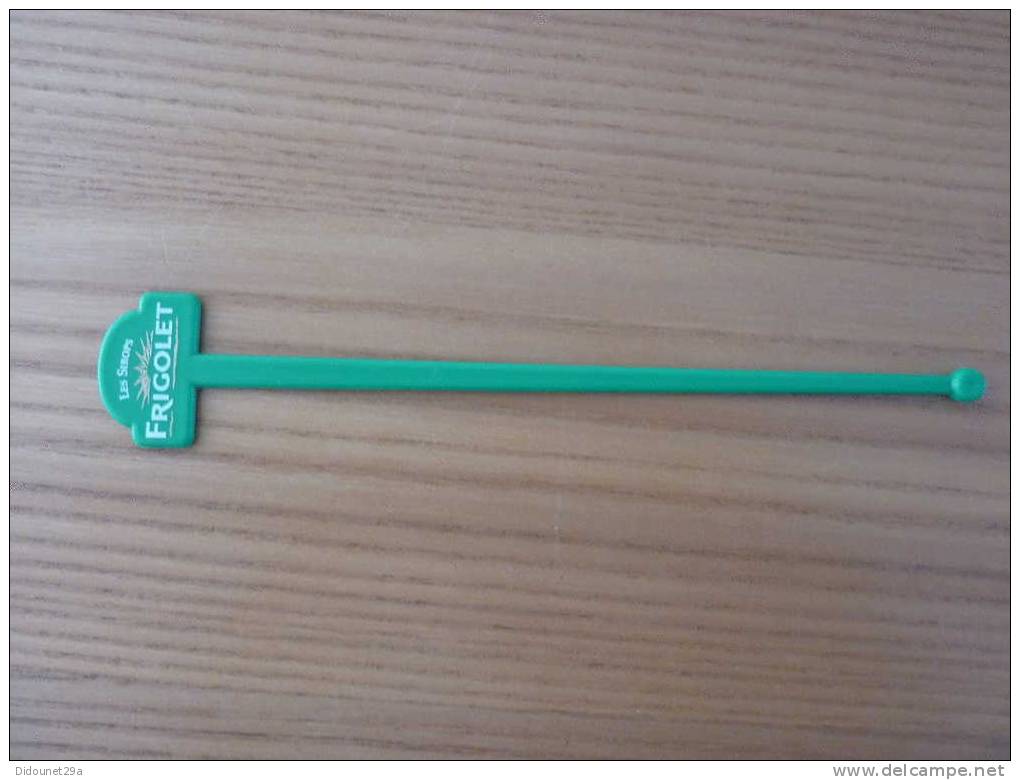 Touilleur "LES SIROPS FRIGOLET" (deux Pièces, Vert Et Rouge) Voir Scan - Swizzle Sticks