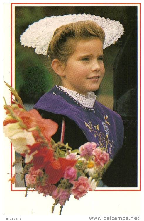 (56)  MORBIHAN  // LORIENT  //JEUNE FILLE EN COSTUME DU PAYS DE LORIENT //CP - Lorient