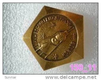 SPACE: Second Space Satellite Sputnik 2 / Old Soviet Badge USSR_150_sp7328 - Raumfahrt