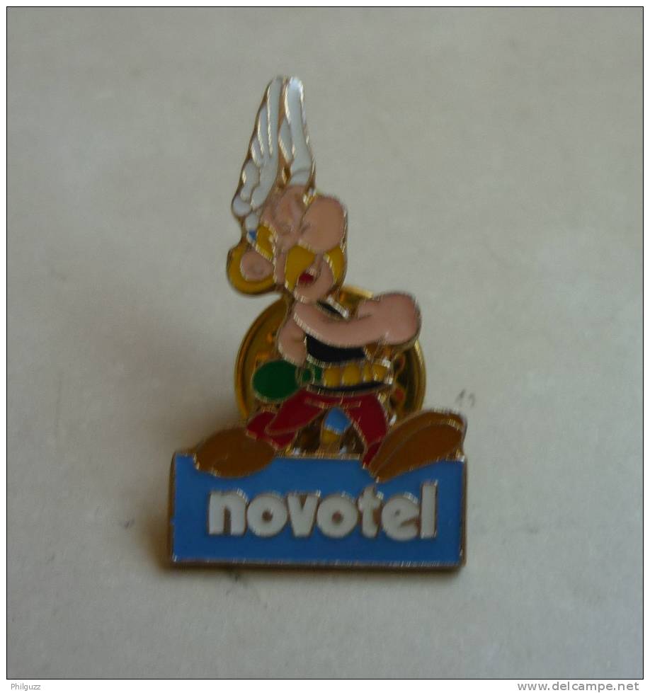 PIN'S ASTERIX NOVOTEL CORNER 1991 - Pin's