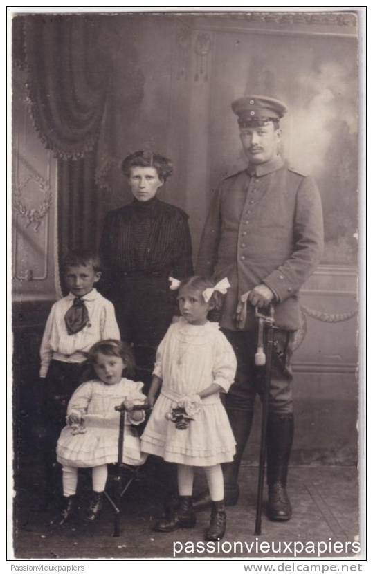 CARTE  PHOTO   FORBACH SOLDAT FAMILLE  1916  LAZARETT  SABRE DRAGONNE  (säbel) - Forbach