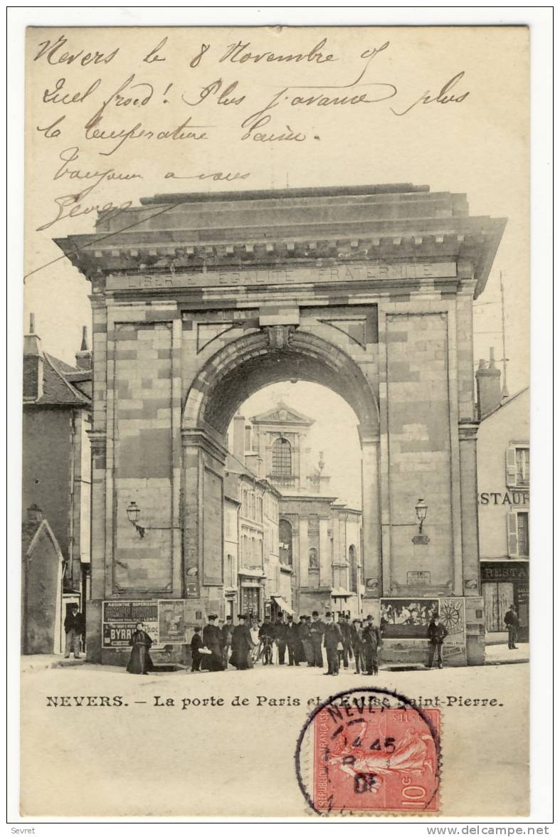 NEVERS. - La Porte De Paris Et L'Eglise Saint-Pierre - Nevers