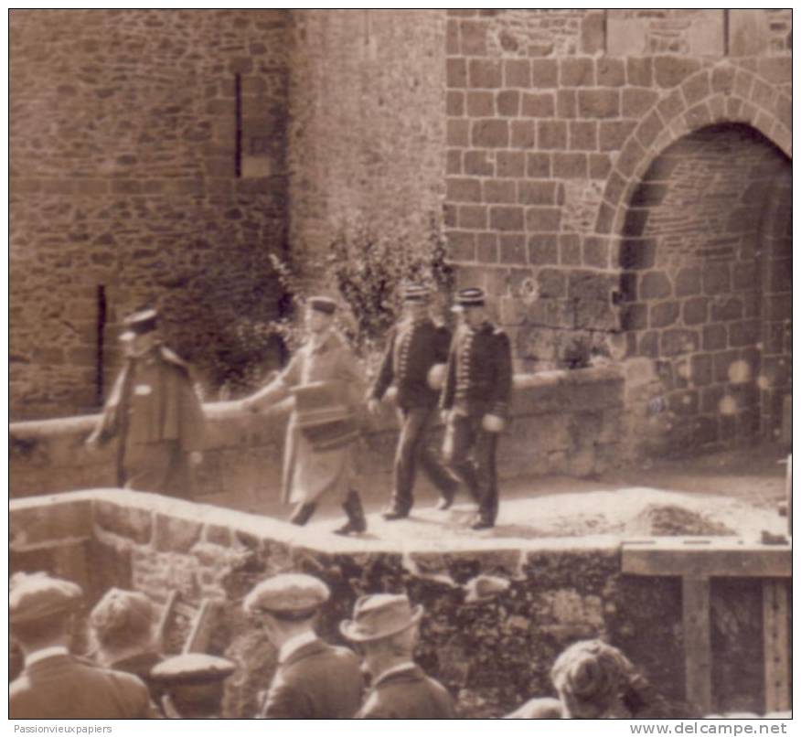 CARTE PHOTO  FOUGERES CHATEAU  14/18  OFFICIER ALLEMAND CONDUIT PAR LES GENDARMES   ANIMATION - Fougeres