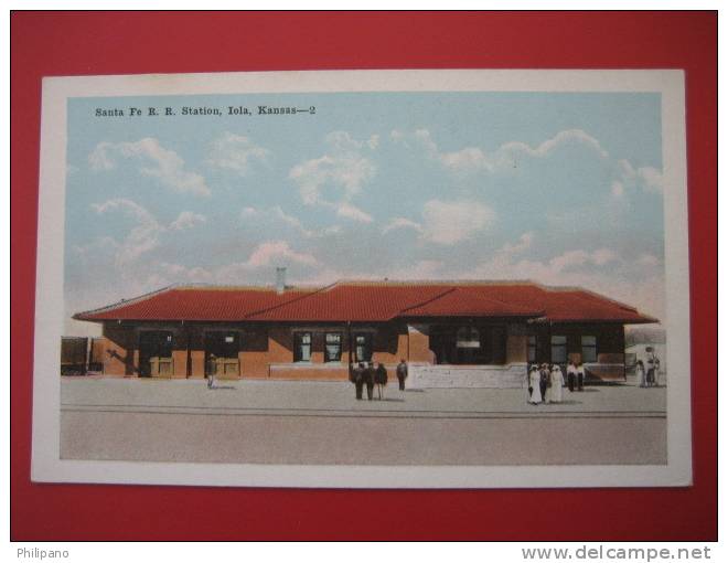 Depot-Train Station--   Iola  Ks    Santa Fe  Depot   Vintage Wb ---===ref 187 - Sonstige & Ohne Zuordnung
