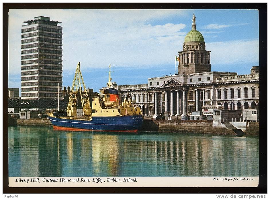 CPM  Ireland DUBLIN Liberty Hall, Customs House And River Liffey La Maison Des Douanes Et La Rivière Liffey Bâteaux - Dublin