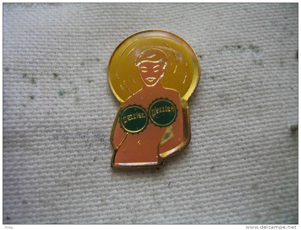 Pin´s Pin Up Avec Capsules Perrier Sur Les Seins - Pin-ups