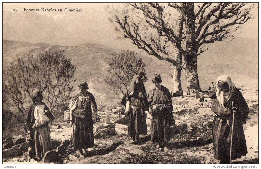 ALGERIE - Femmes KABYLES Au Cimetière - Femmes