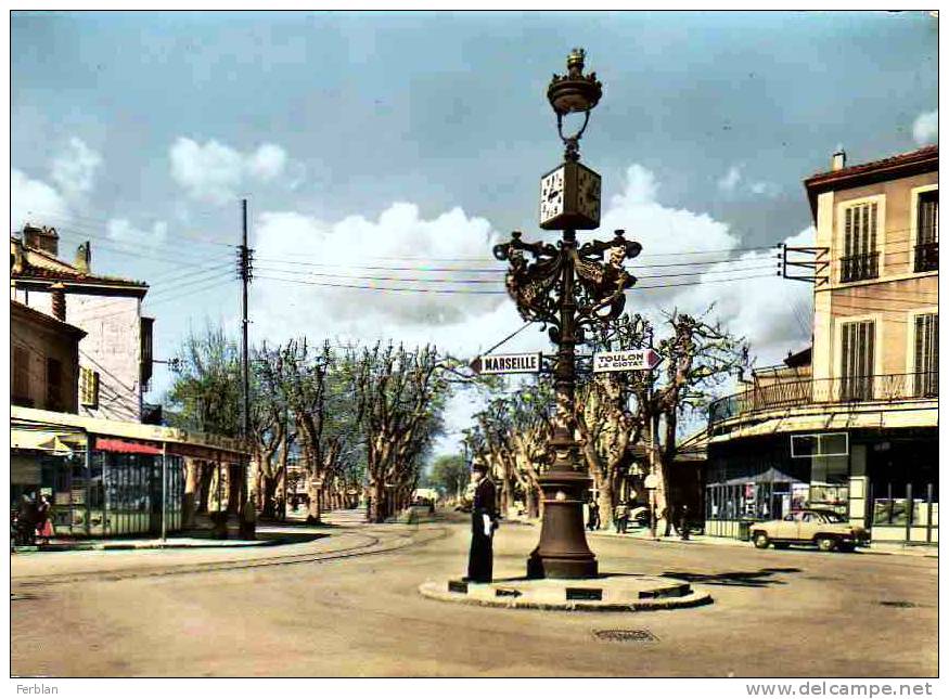 13.AUBAGNE. Place Des Quinze Et Cours Maréchal Foch. Carte Dentelée. - Aubagne