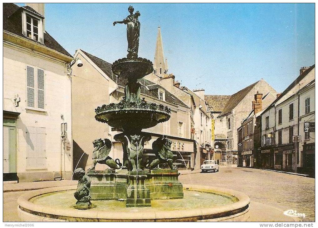 Essonne - étampes , Place Notre Dame , La Fontaine , Ed  Photo Combier - Etampes
