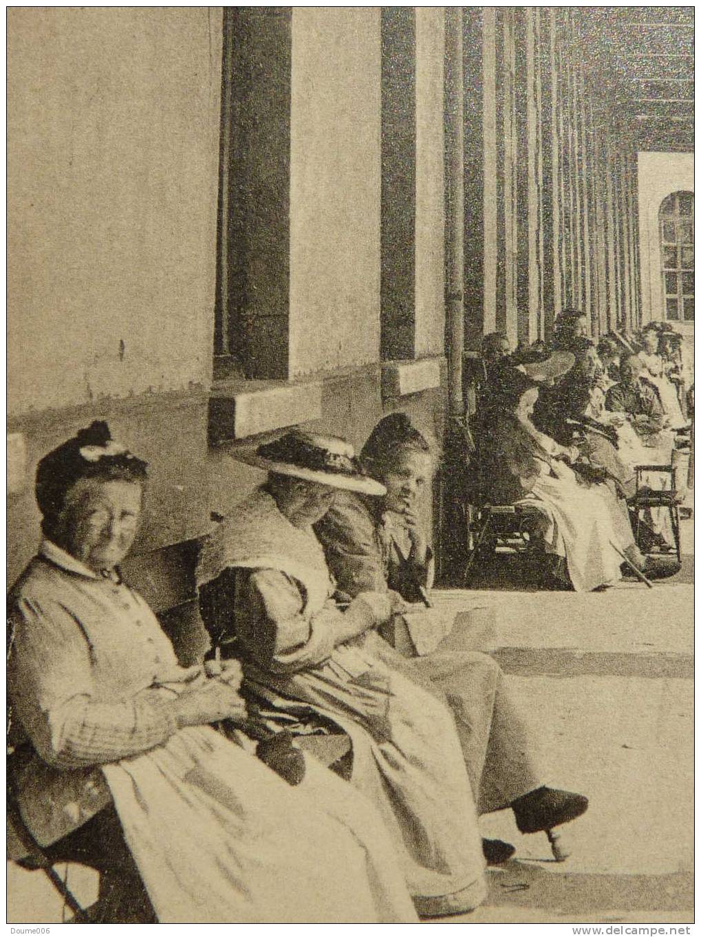 Cpa Pierre-bénite Tricoteuses Sous La Veranda Du Grand Batiment Des Femmes - Pierre Benite