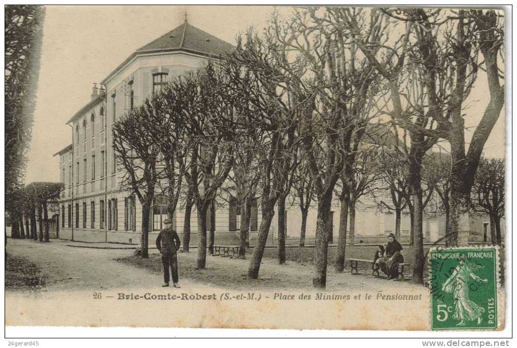 CPA BRIE COMTE ROBERT (Seine Et Marne) - Place Des Minimes Et Le Pensionnat - Brie Comte Robert