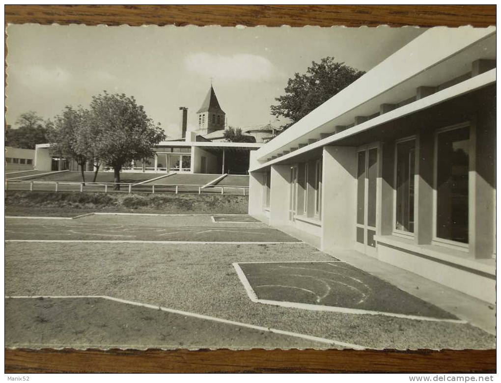 17 - MONTENDRE Les PINS - Le Nouveau Groupe Scolaire - Vue Intérieure. (CPSM) - Montendre