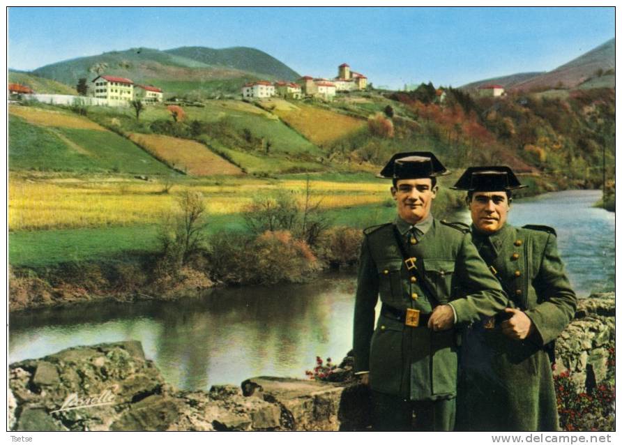 Pays Basque - Douaniers Espagnols En Faction Sur La Bidassoa , Au Fond Le Village De Biriatou - Aduana