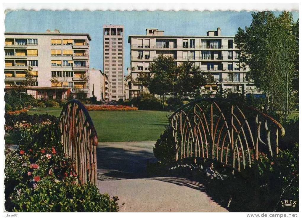 CPSM    76       LE HAVRE 1960           SQUARE ST ROCH       TOUR DE L HOTEL DE VILLE - Saint-Roch (Plein)