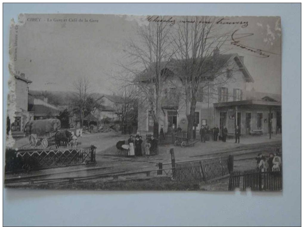 CPA  Animée De La Gare Et Du Café Avec Personnages Hommes Femmes Enfants Et Attelage A Cheveaux - Otros & Sin Clasificación