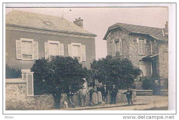 Groupe De Personnes Devant Une Maison - CARTE PHOTO - Genealogy