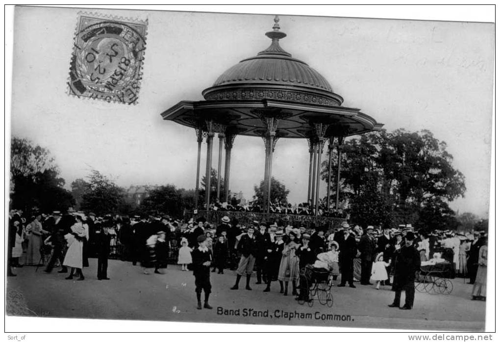 (REAL PHOTO) CLAPHAM COMMON - BAND STAND (HUGELY ANIMATED)-  A747 - London Suburbs