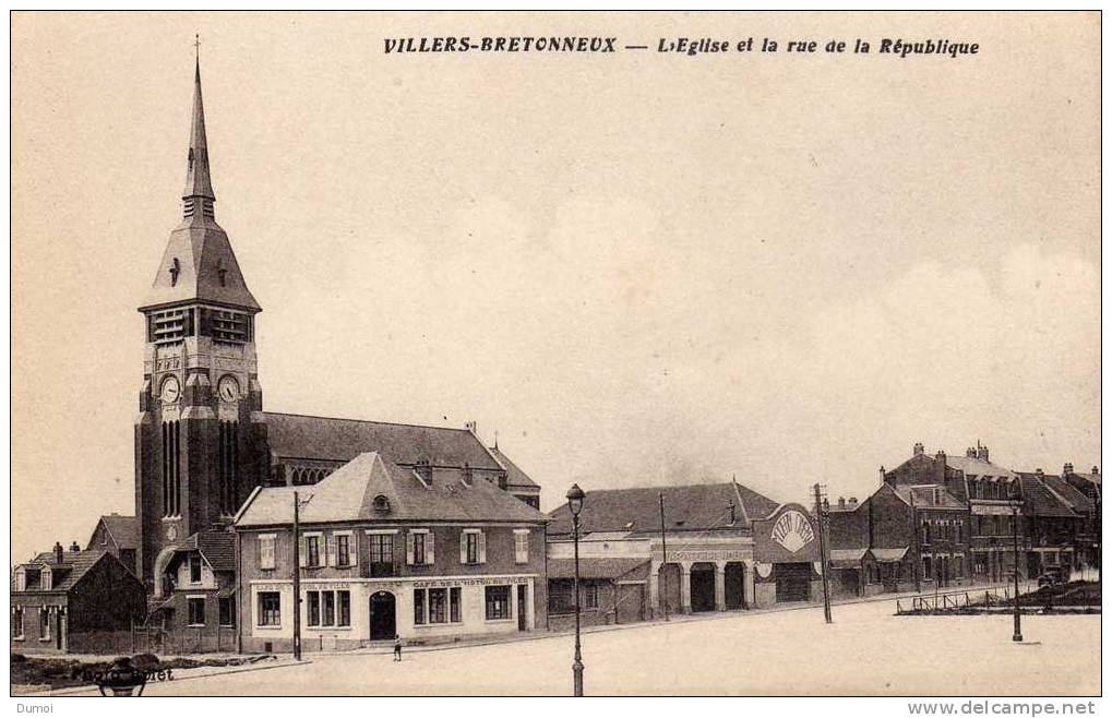 VILLERS BRETONNEUX  (Somme)  -  L´ Eglise Et La Rue De La République - Villers Bretonneux