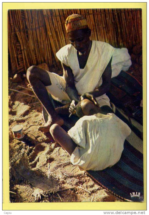 REPUBLIQUE DU NIGER -  Coiffeur Dans Un Village HOUSSA  Hair-dresser In A HOUSSA Village - Niger