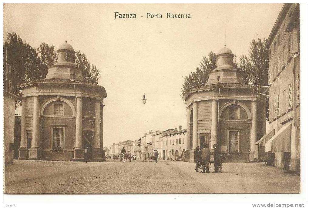 EMILIA - FAENZA (Ravenna) - Piazza Vittorio Emanuele (animata) - Faenza