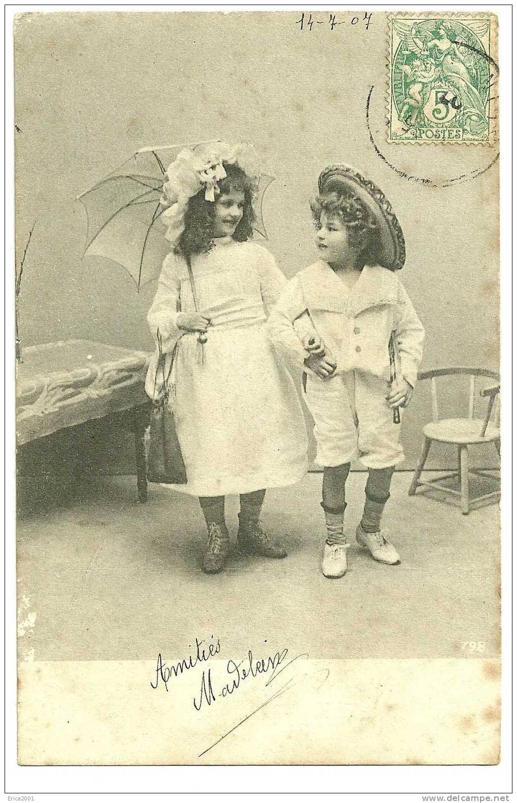 Autres. 2 Enfants En Costume De Fète à La Mode 1900 - Autres & Non Classés