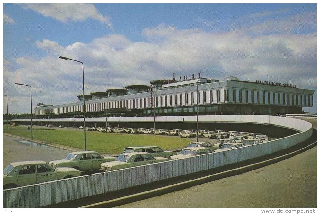 AIRPORT PHOTO POSTCARD  AEROPORT RUSSIA CARTE POSTALE CARS VOITURES TAXI VOLGA GAZ - Aerodrome