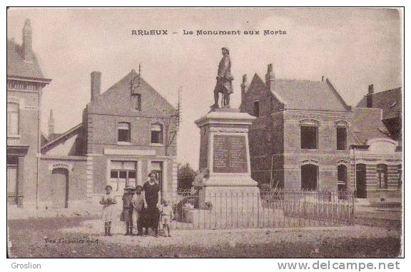 ARLEUX LE MONUMENT AUX MORTS (FEMME ET ENFANTS DEVANT) 1933 - Arleux