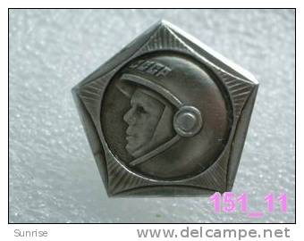 SPACE: U. Gagarin First Astronaut In The World / Old Soviet Badge USSR_151_sp7403 - Espace