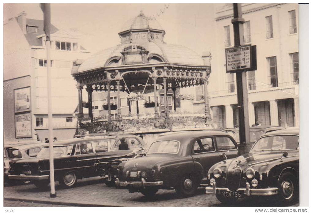 Taxis En Attente Devant Le Kiosque D'Ostende, Tarif Affiché - Taxis & Fiacres